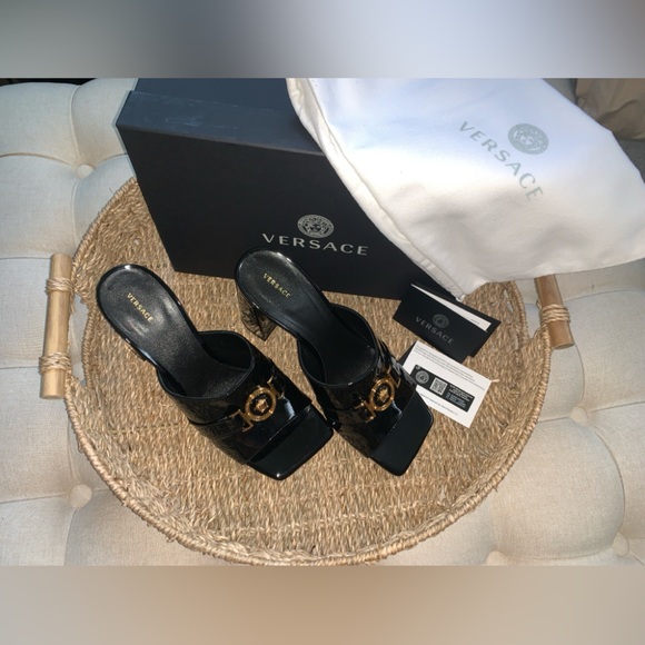 NIB Versace Medusa Black Patent Leather Sandal - Picture 5 of 15